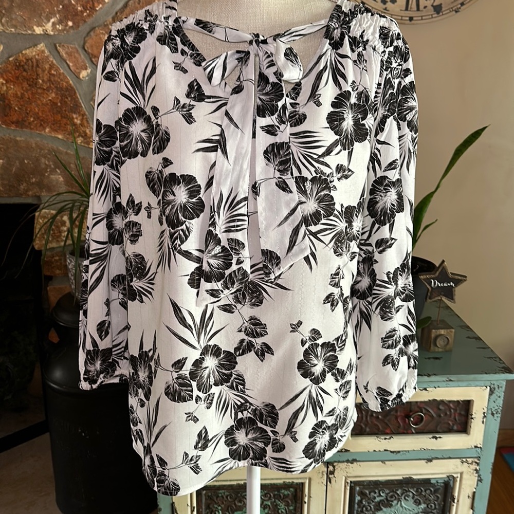 Como Black Floral 3/4 Length Sleeves V-neck Blouse Size XL Black White